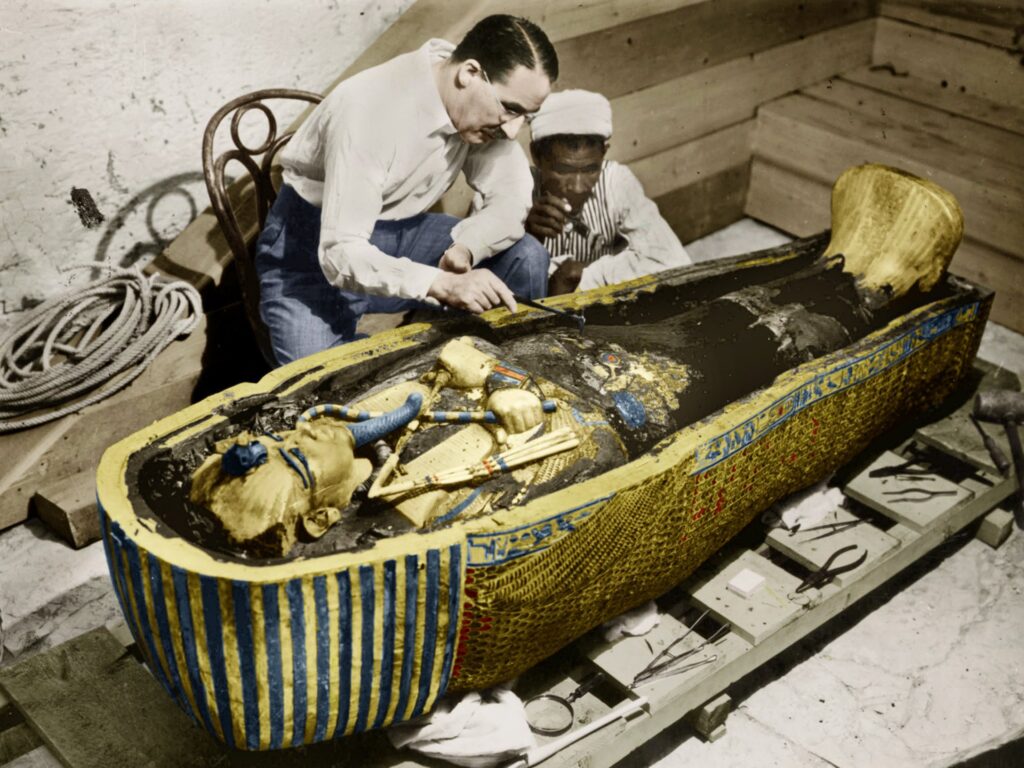 Говард Картер расчищает крышку первого антропоидного гроба. Источник scientificrussia.ru